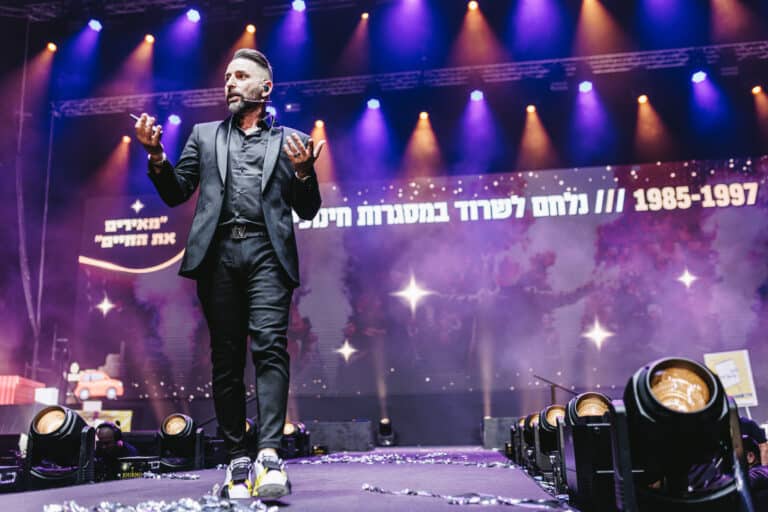 רועי עמוס מעביר הרצאה על חשיבה חיובית